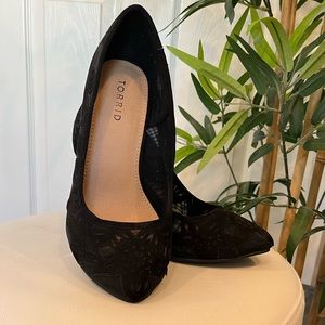 NWT Torrid feminine floral appliqué black heels